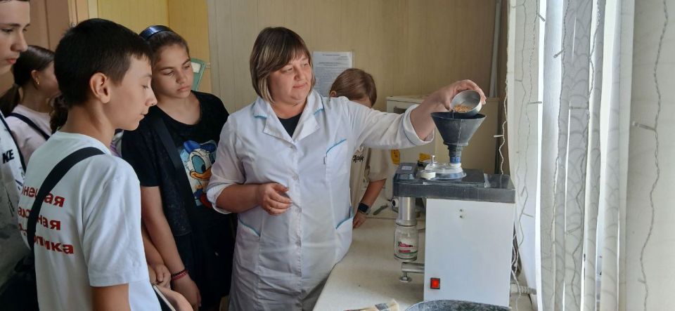 Знакомство с агропрофессиями: рассказывает и показывает Ясиноватский агрокомбинат Знакомство с агропрофессиями: рассказывает и показывает Ясиноватский агрокомбинат