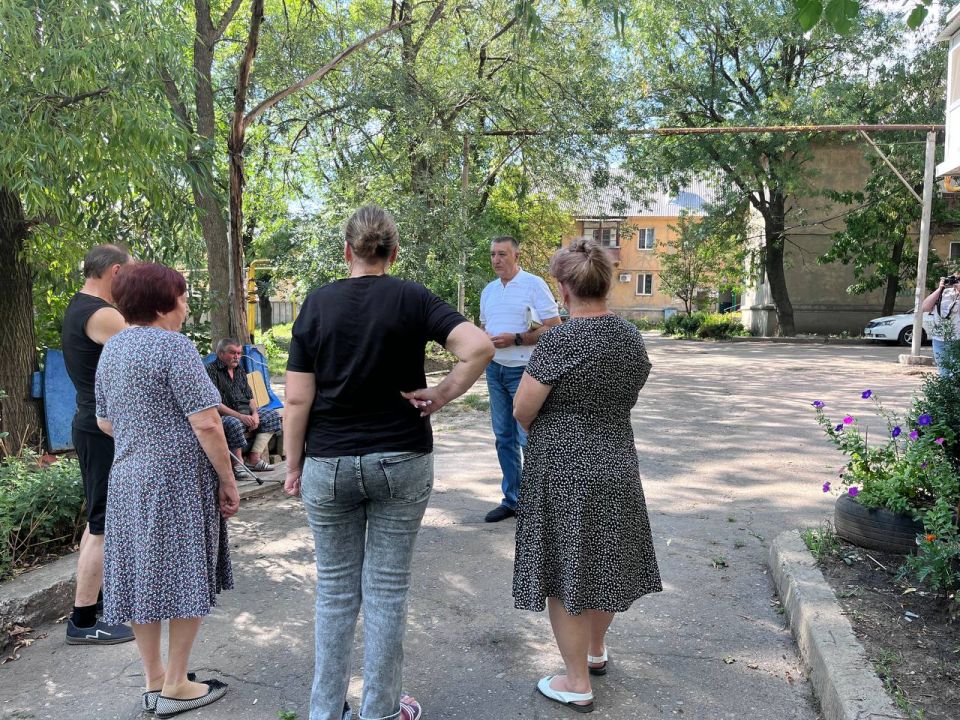 6 августа, депутат Макеевского городского совета Тарас Сидоренко совместно с депутатом Народного Совета Натальей Бурцевой провели встречи с населением в ГУП ДНР «Макеевуголь», а также по адресам: ул. Руднева, д.14, ул.... 6 августа, депутат Макеевского городского совета Тарас Сидоренко совместно с депутатом Народного Совета Натальей Бурцевой провели встречи с населением в ГУП ДНР «Макеевуголь», а также по адресам: ул. Руднева, д.14, ул....