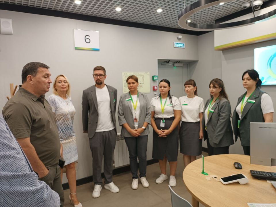 Игорь Лызов: Встретился с трудовым коллективом отделения Сбербанка в Амвросиевке Игорь Лызов: Встретился с трудовым коллективом отделения Сбербанка в Амвросиевке