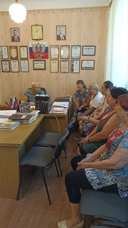 Во исполнение поручения Главы Донецкой Народной Республики Дениса Владимировича Пушилина о ведении постоянного диалога с людьми, депутат Дебальцевского городского совета Сергей Кириченко провел встречу с трудовым коллективом... Во исполнение поручения Главы Донецкой Народной Республики Дениса Владимировича Пушилина о ведении постоянного диалога с людьми, депутат Дебальцевского городского совета Сергей Кириченко провел встречу с трудовым коллективом...