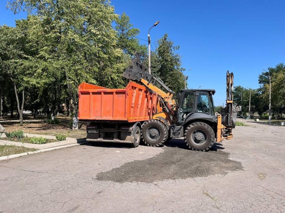 Спецтехника из Кузбасса помогает облагораживать Горловку Спецтехника из Кузбасса помогает облагораживать Горловку