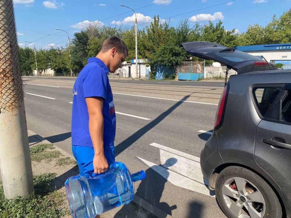 Валентин Левченко: По поручению Главы ДНР Дениса Пушилина, в связи со сложной ситуацией с водоснабжением в Республике, активисты - волонтёры Молодой Гвардии "Единой России" помогают с доставкой питьевой и технической воды... Валентин Левченко: По поручению Главы ДНР Дениса Пушилина, в связи со сложной ситуацией с водоснабжением в Республике, активисты - волонтёры Молодой Гвардии "Единой России" помогают с доставкой питьевой и технической воды...
