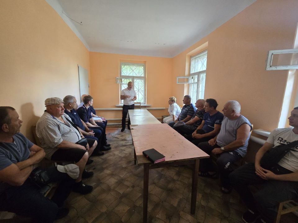 Сергей Желновач: Исполняя поручение Главы Донецкой Народной Республики Дениса Владимировича Пушилина о ведении постоянного диалога с людьми, встретился с коллективом Путевой машинной станции Донецкого филиала ФГУП "Железные... Сергей Желновач: Исполняя поручение Главы Донецкой Народной Республики Дениса Владимировича Пушилина о ведении постоянного диалога с людьми, встретился с коллективом Путевой машинной станции Донецкого филиала ФГУП "Железные...