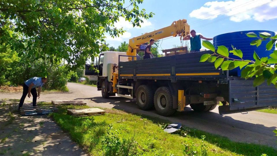 Администрация Ясиноватского муниципального округа совместно с МУП АГЯ "ЭКО-КОМФОРТ-СЕРВИС" продолжают устанавливать ёмкости для разбора воды в пгт Администрация Ясиноватского муниципального округа совместно с МУП АГЯ "ЭКО-КОМФОРТ-СЕРВИС" продолжают устанавливать ёмкости для разбора воды в пгт