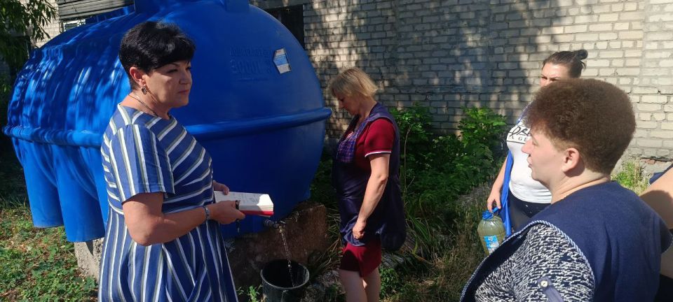 Во исполнение поручения Главы Донецкой Народной Республики Дениса Владимировича Пушилина о ведении постоянного диалога с людьми, депутат Дебальцевского городского совета Наталья Сиренко встретилась с жителями центральной... Во исполнение поручения Главы Донецкой Народной Республики Дениса Владимировича Пушилина о ведении постоянного диалога с людьми, депутат Дебальцевского городского совета Наталья Сиренко встретилась с жителями центральной...