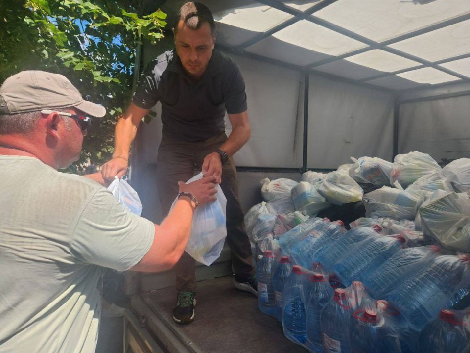 Александр Волошин: #гуманитарнаяпомощь. Накануне депутаты Народного Совета ДНР во главе с Председателем Константином Кузьминым посетили город Курахово, чтобы передать гуманитарную помощь жителям Александр Волошин: #гуманитарнаяпомощь. Накануне депутаты Народного Совета ДНР во главе с Председателем Константином Кузьминым посетили город Курахово, чтобы передать гуманитарную помощь жителям