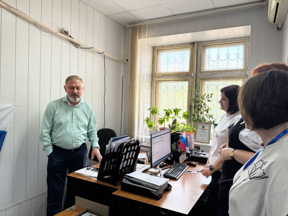 Глава Мангушского муниципального округа Борис Трима провел встречу с сотрудниками клиентской службы Пенсионного фонда РФ в Першотравневом районе Глава Мангушского муниципального округа Борис Трима провел встречу с сотрудниками клиентской службы Пенсионного фонда РФ в Першотравневом районе