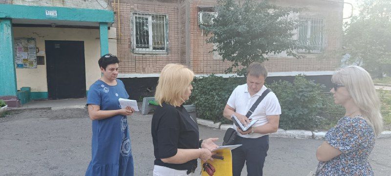 6 августа, депутат Макеевского городского совета первого созыва Андрей Зотеев провел встречи с жителями по адресам: ул. Ломоносова, д. 2А, микрорайон Магистральный, дд. 9, 3 6 августа, депутат Макеевского городского совета первого созыва Андрей Зотеев провел встречи с жителями по адресам: ул. Ломоносова, д. 2А, микрорайон Магистральный, дд. 9, 3