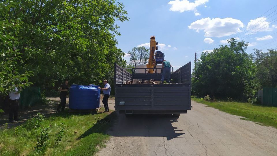 Вместе с Главой ДНР Денисом Пушилиным продолжаем борьбу за воду: ежедневно в Ясиноватском муниципальном округе ведётся установка ёмкостей разного объема Вместе с Главой ДНР Денисом Пушилиным продолжаем борьбу за воду: ежедневно в Ясиноватском муниципальном округе ведётся установка ёмкостей разного объема
