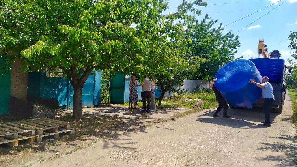 Администрация Ясиноватского муниципального округа совместно с МУП АГЯ "ЭКО-КОМФОРТ-СЕРВИС" продолжают устанавливать ёмкости для разбора воды в пгт Администрация Ясиноватского муниципального округа совместно с МУП АГЯ "ЭКО-КОМФОРТ-СЕРВИС" продолжают устанавливать ёмкости для разбора воды в пгт