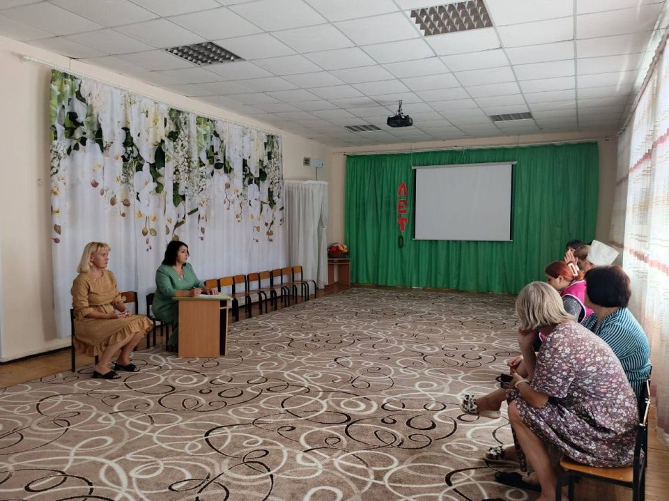 Денис Зубов: Встреча с коллективом. 6 августа заместитель главы администрации городского округа Иловайск Елена Кочетова провела встречу с трудовым коллективом ГКДОУ №12 "Ромашка", на которой обсудили актуальные проблемные... Денис Зубов: Встреча с коллективом. 6 августа заместитель главы администрации городского округа Иловайск Елена Кочетова провела встречу с трудовым коллективом ГКДОУ №12 "Ромашка", на которой обсудили актуальные проблемные...