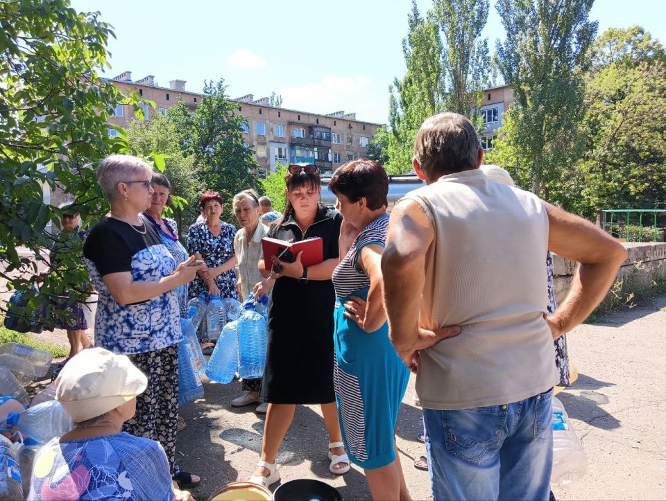 Во исполнение поручения Главы Донецкой Народной Республики Дениса Владимировича Пушилина о ведении постоянного диалога с жителями республики, заместитель председателя Дебальцевского городского совета Анастасия Костина... Во исполнение поручения Главы Донецкой Народной Республики Дениса Владимировича Пушилина о ведении постоянного диалога с жителями республики, заместитель председателя Дебальцевского городского совета Анастасия Костина...