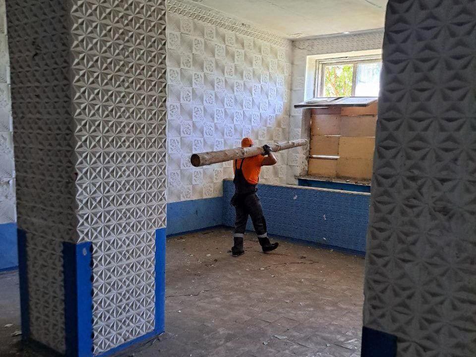 Аварийная бригада из Владимира усилила безопасность заброшенной школы в Кировском Аварийная бригада из Владимира усилила безопасность заброшенной школы в Кировском