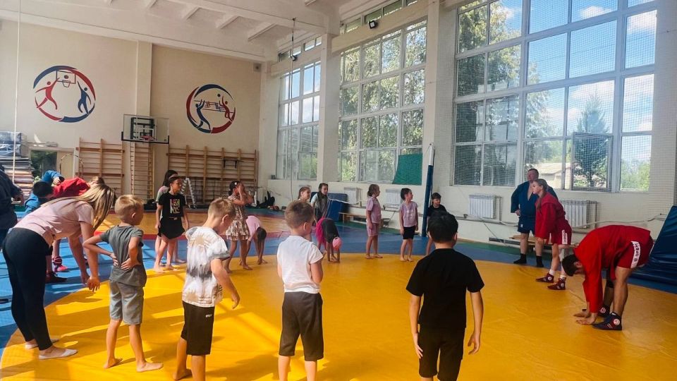 Сегодня мы провели замечательную зарядку с нашим молодым муниципальным служащим Юлией в рамках мероприятий ко Дню физкультурника! Ребята собрались с отличным настроением, и было очень весело! Сегодня мы провели замечательную зарядку с нашим молодым муниципальным служащим Юлией в рамках мероприятий ко Дню физкультурника! Ребята собрались с отличным настроением, и было очень весело!