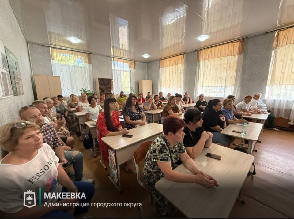 Заместитель главы администрации Макеевки Ирина Лях провела встречу с родителями учеников школы №86, часть здания которой обрушилась 31 июля Заместитель главы администрации Макеевки Ирина Лях провела встречу с родителями учеников школы №86, часть здания которой обрушилась 31 июля