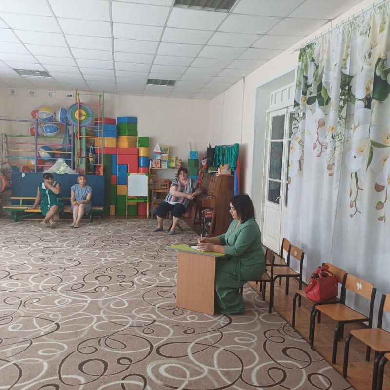 Денис Зубов: Встреча с коллективом. 6 августа заместитель главы администрации городского округа Иловайск Елена Кочетова провела встречу с трудовым коллективом ГКДОУ №12 "Ромашка", на которой обсудили актуальные проблемные... Денис Зубов: Встреча с коллективом. 6 августа заместитель главы администрации городского округа Иловайск Елена Кочетова провела встречу с трудовым коллективом ГКДОУ №12 "Ромашка", на которой обсудили актуальные проблемные...