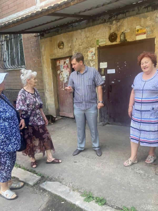 По поручению главы ДНР Дениса Пушилина провел встречу с жителями Ленинского внутригородского района По поручению главы ДНР Дениса Пушилина провел встречу с жителями Ленинского внутригородского района