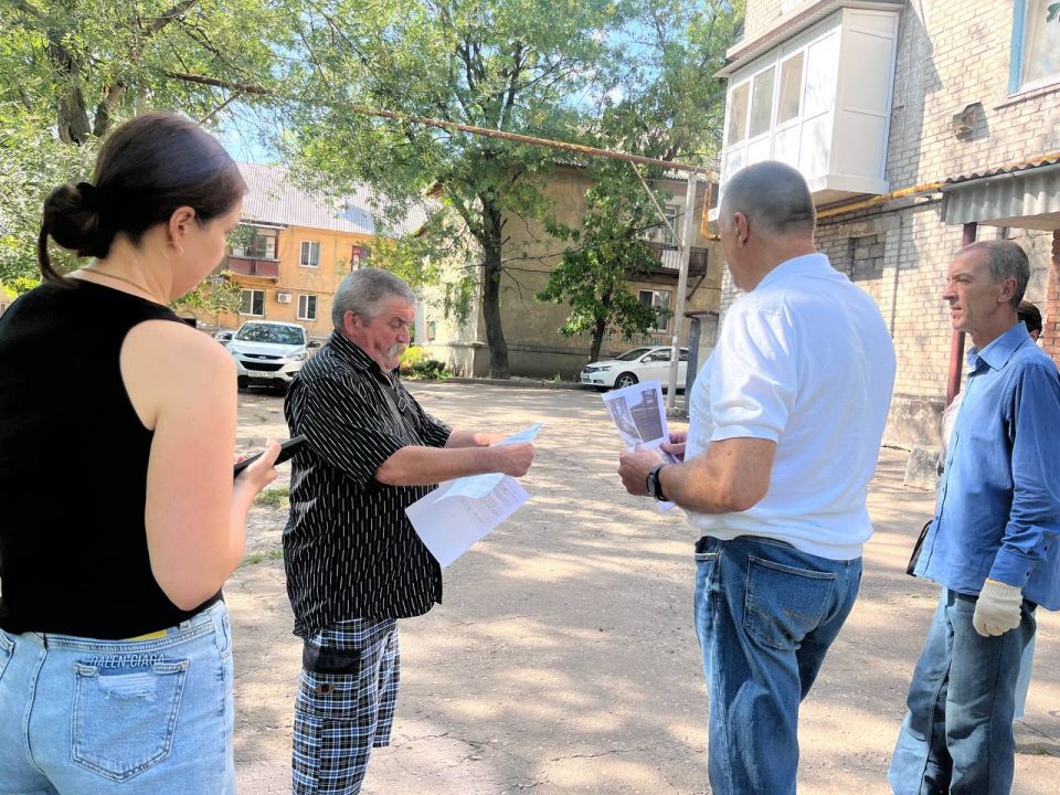 6 августа, депутат Макеевского городского совета Тарас Сидоренко совместно с депутатом Народного Совета Натальей Бурцевой провели встречи с населением в ГУП ДНР «Макеевуголь», а также по адресам: ул. Руднева, д.14, ул.... 6 августа, депутат Макеевского городского совета Тарас Сидоренко совместно с депутатом Народного Совета Натальей Бурцевой провели встречи с населением в ГУП ДНР «Макеевуголь», а также по адресам: ул. Руднева, д.14, ул....