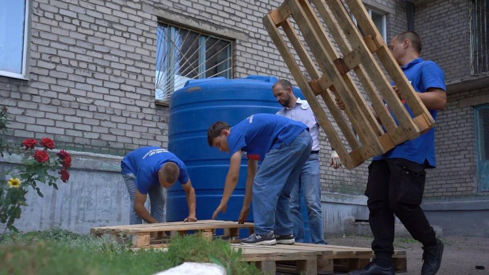 Активисты «Молодой Республики» и «Молодой Гвардии Единой России» привезли и установили трехтонные бочки с технической водой в Моспино и в некоторые районы Донецка, где наблюдаются проблемы с водоснабжением Активисты «Молодой Республики» и «Молодой Гвардии Единой России» привезли и установили трехтонные бочки с технической водой в Моспино и в некоторые районы Донецка, где наблюдаются проблемы с водоснабжением