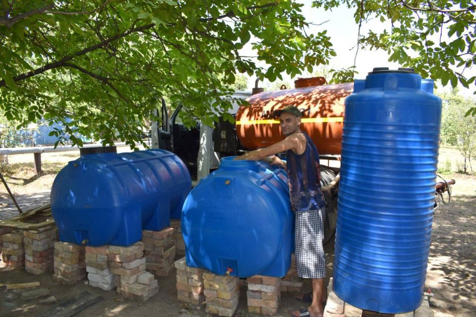 Эдуард Галушка проконтролировал подвоз воды в Дом социального обслуживания Кировского Эдуард Галушка проконтролировал подвоз воды в Дом социального обслуживания Кировского