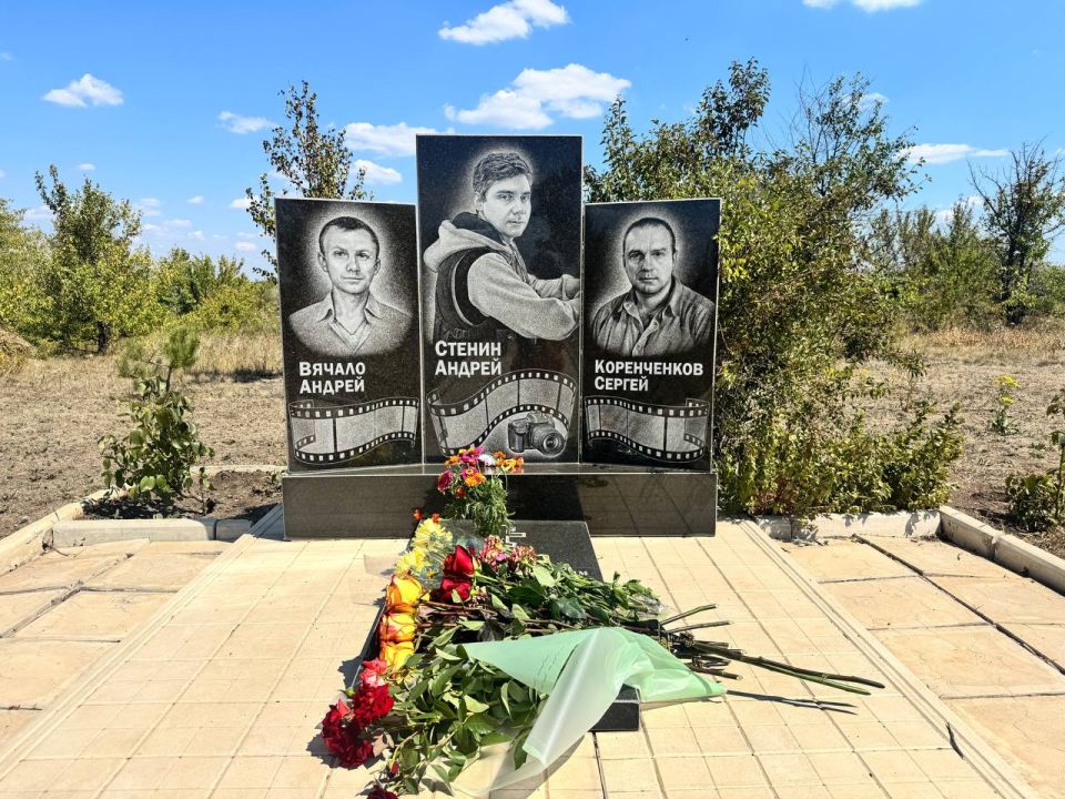 11 лет назад в Снежном погиб фотокорреспондент агентства "Россия сегодня" Андрей Стенин 11 лет назад в Снежном погиб фотокорреспондент агентства "Россия сегодня" Андрей Стенин