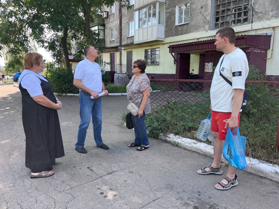 6 августа, депутат Макеевского городского совета Тарас Сидоренко совместно с депутатом Народного Совета Натальей Бурцевой провели встречи с населением в ГУП ДНР «Макеевуголь», а также по адресам: ул. Руднева, д.14, ул.... 6 августа, депутат Макеевского городского совета Тарас Сидоренко совместно с депутатом Народного Совета Натальей Бурцевой провели встречи с населением в ГУП ДНР «Макеевуголь», а также по адресам: ул. Руднева, д.14, ул....