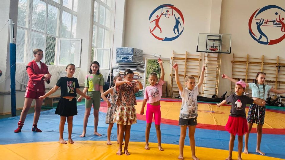Сегодня мы провели замечательную зарядку с нашим молодым муниципальным служащим Юлией в рамках мероприятий ко Дню физкультурника! Ребята собрались с отличным настроением, и было очень весело! Сегодня мы провели замечательную зарядку с нашим молодым муниципальным служащим Юлией в рамках мероприятий ко Дню физкультурника! Ребята собрались с отличным настроением, и было очень весело!