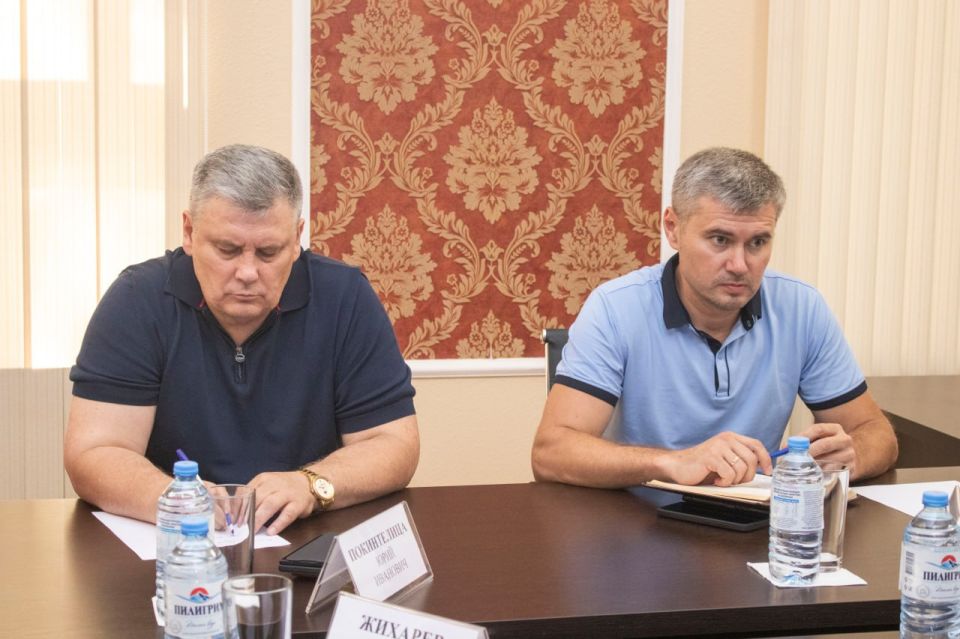 Константин Кузьмин: Вместе с руководителем фракции «Единая Россия» в Народном Совете ДНР Валерием Скороходовым провел очередную встречу, посвященную решению проблем спила аварийных деревьев Константин Кузьмин: Вместе с руководителем фракции «Единая Россия» в Народном Совете ДНР Валерием Скороходовым провел очередную встречу, посвященную решению проблем спила аварийных деревьев