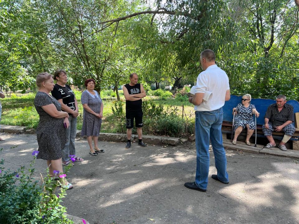 6 августа, депутат Макеевского городского совета Тарас Сидоренко совместно с депутатом Народного Совета Натальей Бурцевой провели встречи с населением в ГУП ДНР «Макеевуголь», а также по адресам: ул. Руднева, д.14, ул.... 6 августа, депутат Макеевского городского совета Тарас Сидоренко совместно с депутатом Народного Совета Натальей Бурцевой провели встречи с населением в ГУП ДНР «Макеевуголь», а также по адресам: ул. Руднева, д.14, ул....