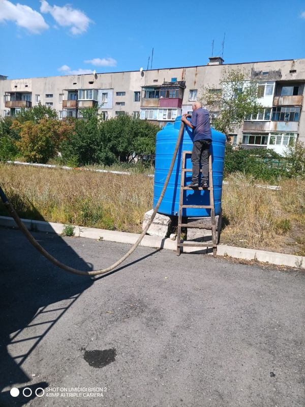 Сергей Желновач: В связи со сложной ситуацией водоснабжения на территории города Дебальцево, администрацией городского округа были установлены емкости в микрорайонах города Сергей Желновач: В связи со сложной ситуацией водоснабжения на территории города Дебальцево, администрацией городского округа были установлены емкости в микрорайонах города