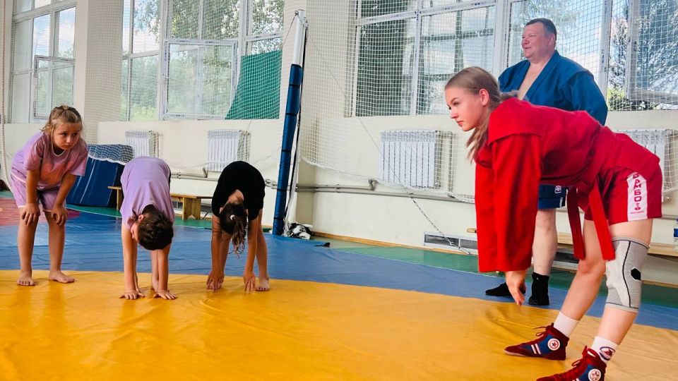 Сегодня мы провели замечательную зарядку с нашим молодым муниципальным служащим Юлией в рамках мероприятий ко Дню физкультурника! Ребята собрались с отличным настроением, и было очень весело! Сегодня мы провели замечательную зарядку с нашим молодым муниципальным служащим Юлией в рамках мероприятий ко Дню физкультурника! Ребята собрались с отличным настроением, и было очень весело!