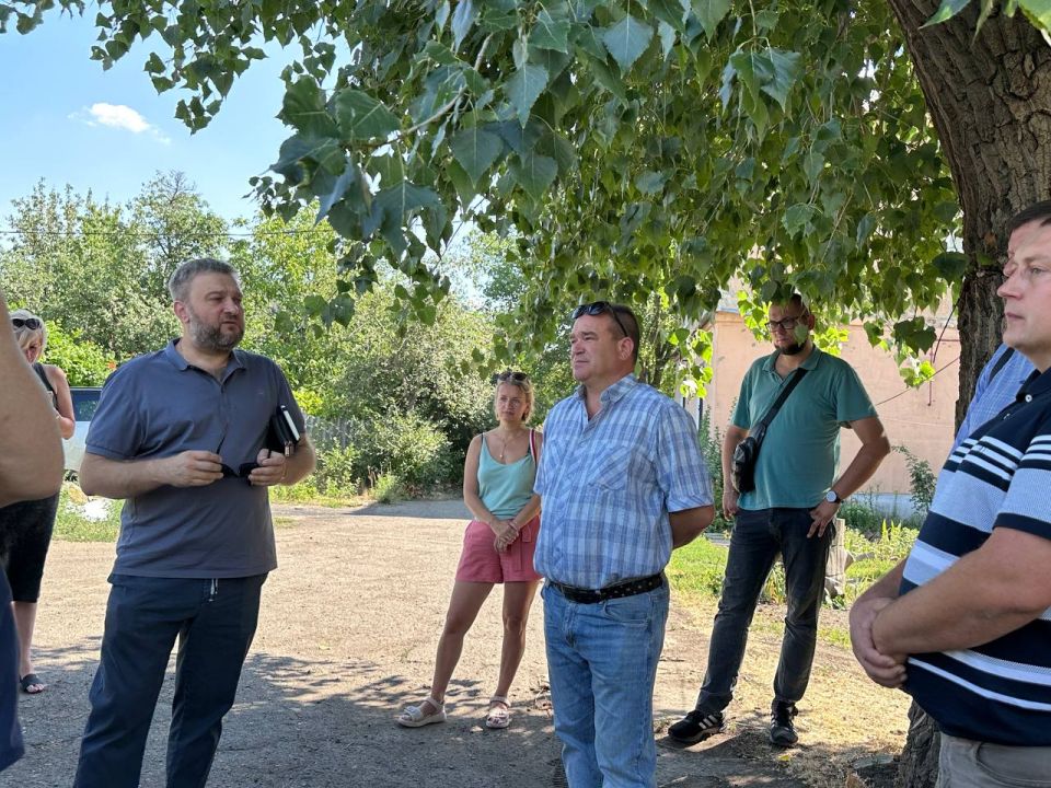 Денис Зубов: Сход граждан. 6 августа состоялась встреча заместителя главы администрации городского округа Иловайск Кузнецова Александра Васильевича с местными жителями, которую он провел совместно с депутатом Народного... Денис Зубов: Сход граждан. 6 августа состоялась встреча заместителя главы администрации городского округа Иловайск Кузнецова Александра Васильевича с местными жителями, которую он провел совместно с депутатом Народного...