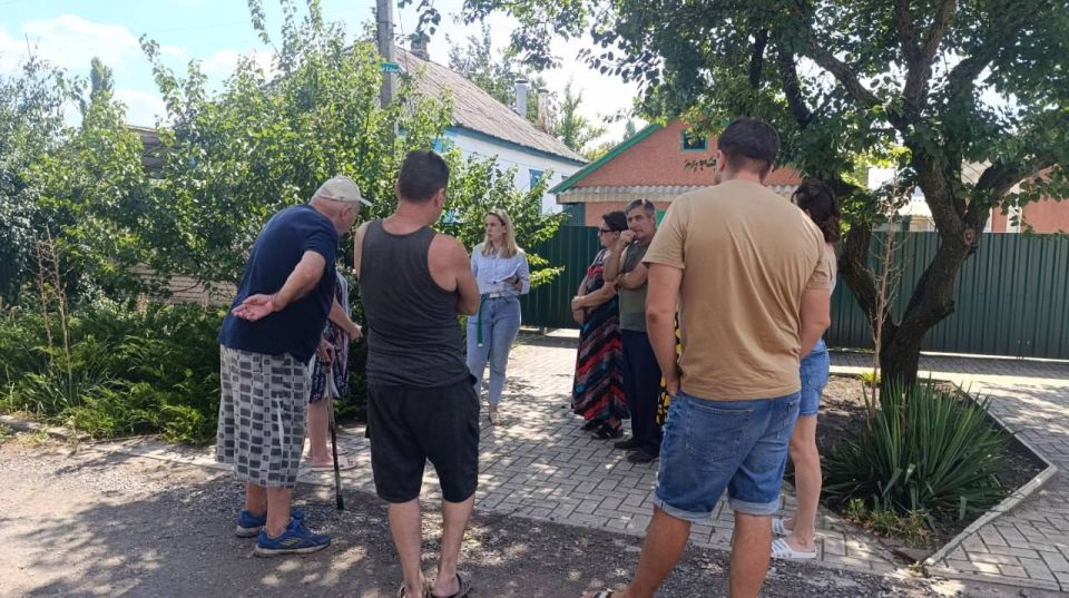 6 августа председатель общественного совета муниципального образования городской округ Харцызск Ольга Шахнина провела встречу с гражданами в городе Харцызске по улице Некрасова 6 августа председатель общественного совета муниципального образования городской округ Харцызск Ольга Шахнина провела встречу с гражданами в городе Харцызске по улице Некрасова