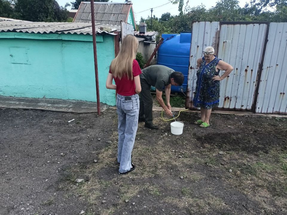 Наталья Бегуненко: По поручению Главы ДНР Дениса Пушилина депутат Донецкого городского совета Роман Евстифеев принял участие в развозе воды жителям Петровского района Наталья Бегуненко: По поручению Главы ДНР Дениса Пушилина депутат Донецкого городского совета Роман Евстифеев принял участие в развозе воды жителям Петровского района