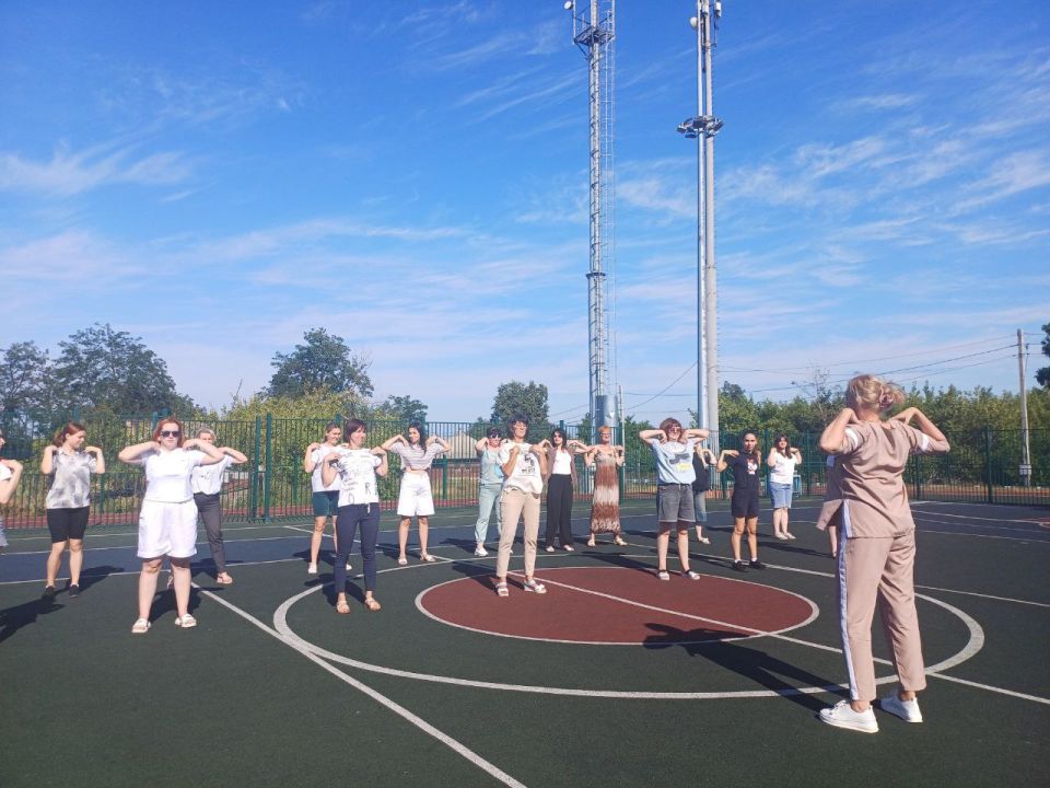 В городском округе Дебальцево ко Дню физкультурника по партийному проекту "Здоровое будущее" прошла зарядка для муниципальных служащих В городском округе Дебальцево ко Дню физкультурника по партийному проекту "Здоровое будущее" прошла зарядка для муниципальных служащих
