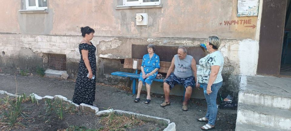 Сегодня начальник Зугрэсского территориального отдела Наталья Марушко провела сход граждан в городе Зугрэс на улице Карла Маркса, на котором были обсуждены актуальные вопросы и проблемы, волнующие местных жителей Сегодня начальник Зугрэсского территориального отдела Наталья Марушко провела сход граждан в городе Зугрэс на улице Карла Маркса, на котором были обсуждены актуальные вопросы и проблемы, волнующие местных жителей