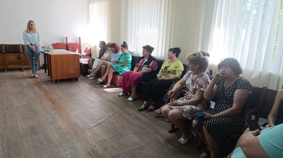 6 августа председатель общественного совета муниципального образования городской округ Харцызск Ольга Шахнина провела встречу с трудовым коллективом Харцызского Филиала ЕРФУ МКД ДНР 6 августа председатель общественного совета муниципального образования городской округ Харцызск Ольга Шахнина провела встречу с трудовым коллективом Харцызского Филиала ЕРФУ МКД ДНР