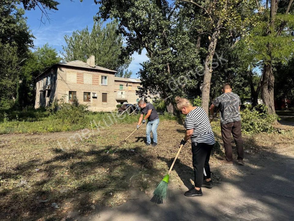 В прошедший понедельник на сходе с гражданами в Куйбышевском районе договорились провести уборку территории, прилегающей к школе № 46 В прошедший понедельник на сходе с гражданами в Куйбышевском районе договорились провести уборку территории, прилегающей к школе № 46
