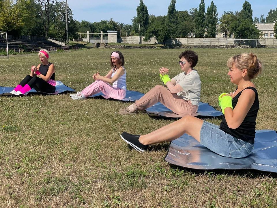 Зарядка с Доброслужащим!. В рамках направления «Доброслужащий» отдел по делам молодёжи и спорта провел зарядку, в преддверии празднования Дня физкультурника, для актива Женского движения Единой России и аппарата... Зарядка с Доброслужащим!. В рамках направления «Доброслужащий» отдел по делам молодёжи и спорта провел зарядку, в преддверии празднования Дня физкультурника, для актива Женского движения Единой России и аппарата...