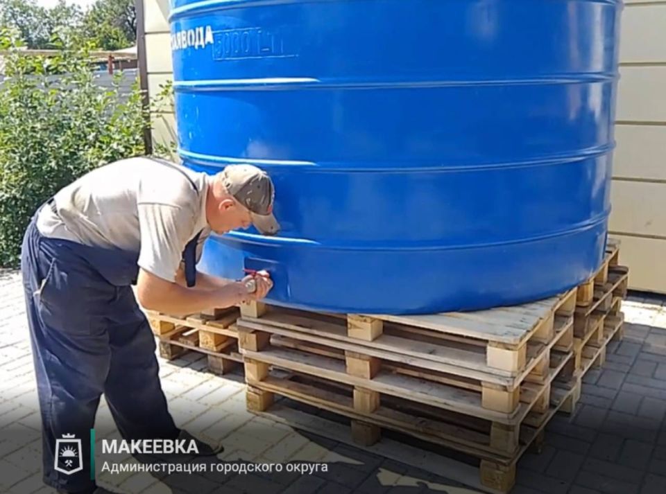В Макеевке продолжаются работы по установке ёмкостей для разбора воды В Макеевке продолжаются работы по установке ёмкостей для разбора воды