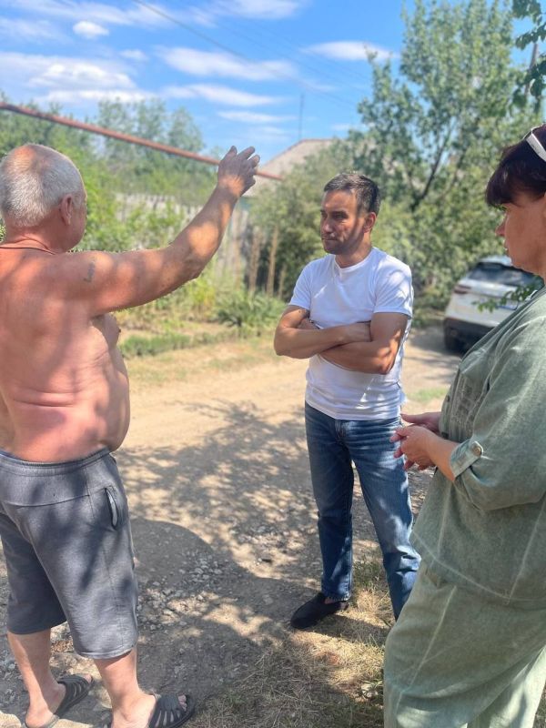 Денис Машков: По поручению Главы ДНР, секретаря Донецкого регионального отделения «Единой России» Дениса Пушилина, мы с коллегами, продолжаем выезжать по обращениям граждан и контролировать устранение порывов сетей... Денис Машков: По поручению Главы ДНР, секретаря Донецкого регионального отделения «Единой России» Дениса Пушилина, мы с коллегами, продолжаем выезжать по обращениям граждан и контролировать устранение порывов сетей...