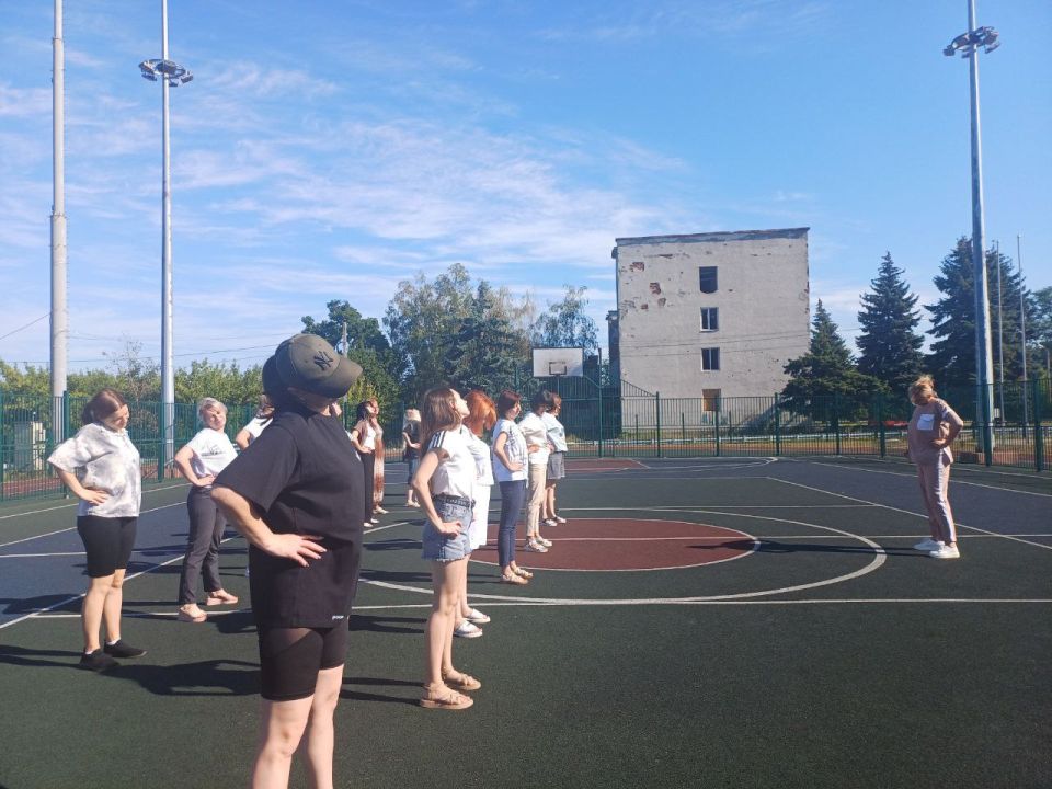 В городском округе Дебальцево ко Дню физкультурника по партийному проекту "Здоровое будущее" прошла зарядка для муниципальных служащих В городском округе Дебальцево ко Дню физкультурника по партийному проекту "Здоровое будущее" прошла зарядка для муниципальных служащих