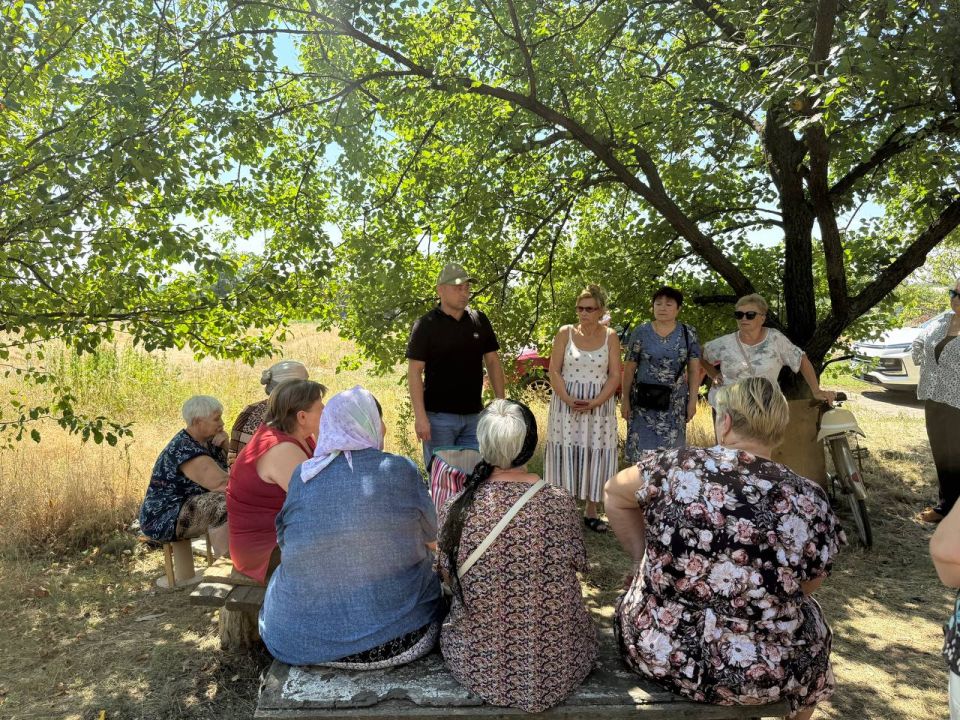 Денис Зубов: Встреча с жителями. Сегодня, 7 августа, первый заместитель главы администрации городского округа Иловайск, Свердлов Михаил Николаевич, провел встречу с населением на подведомственной территории Денис Зубов: Встреча с жителями. Сегодня, 7 августа, первый заместитель главы администрации городского округа Иловайск, Свердлов Михаил Николаевич, провел встречу с населением на подведомственной территории