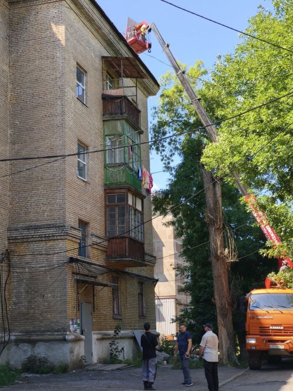В Ждановке ремонтируют кровли многоквартирных домов В Ждановке ремонтируют кровли многоквартирных домов