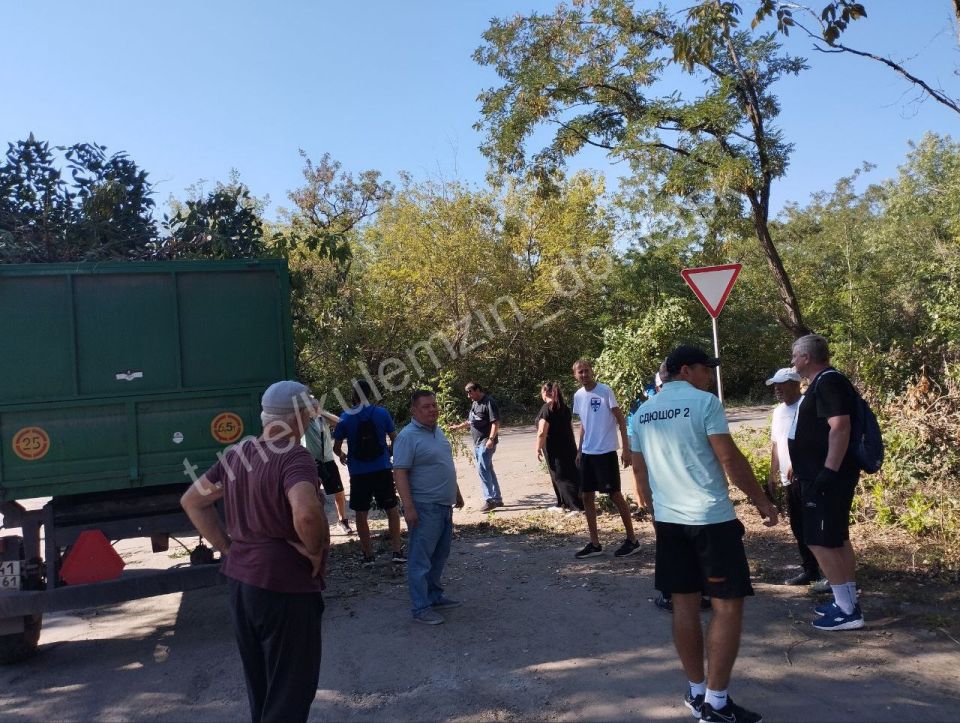 В прошедший понедельник на сходе с гражданами в Куйбышевском районе договорились провести уборку территории, прилегающей к школе № 46 В прошедший понедельник на сходе с гражданами в Куйбышевском районе договорились провести уборку территории, прилегающей к школе № 46