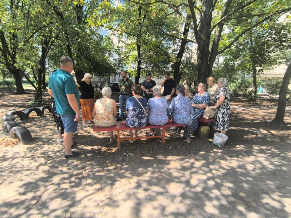 По поручению Главы ДНР Дениса Пушилина 07.08.2025 по адресу: г. Донецк, ул. Куйбышева, д. 45 состоялась встреча с жителями, на которой присутствовали первый заместитель руководителя Управы Ленинского внутригородского района... По поручению Главы ДНР Дениса Пушилина 07.08.2025 по адресу: г. Донецк, ул. Куйбышева, д. 45 состоялась встреча с жителями, на которой присутствовали первый заместитель руководителя Управы Ленинского внутригородского района...