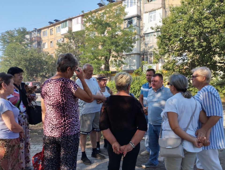 Руководитель управы Куйбышевского внутригородского района Иван Адамец провел встречу с жителями поселка шахты «Октябрьский рудник» Руководитель управы Куйбышевского внутригородского района Иван Адамец провел встречу с жителями поселка шахты «Октябрьский рудник»