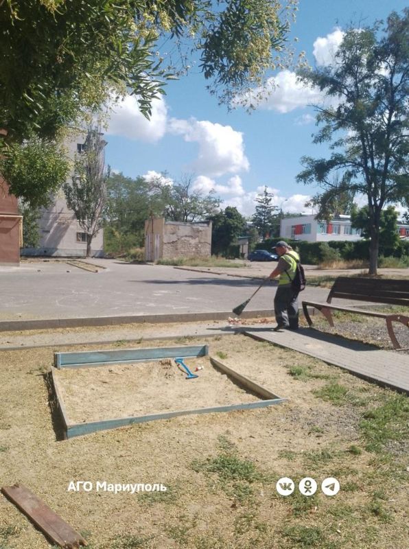 «Мариупольжилкомплекс» провел комплексную уборку дворов в Ильичевском районе «Мариупольжилкомплекс» провел комплексную уборку дворов в Ильичевском районе