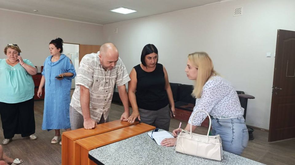 6 августа председатель общественного совета муниципального образования городской округ Харцызск Ольга Шахнина провела встречу с трудовым коллективом Харцызского Филиала ЕРФУ МКД ДНР 6 августа председатель общественного совета муниципального образования городской округ Харцызск Ольга Шахнина провела встречу с трудовым коллективом Харцызского Филиала ЕРФУ МКД ДНР