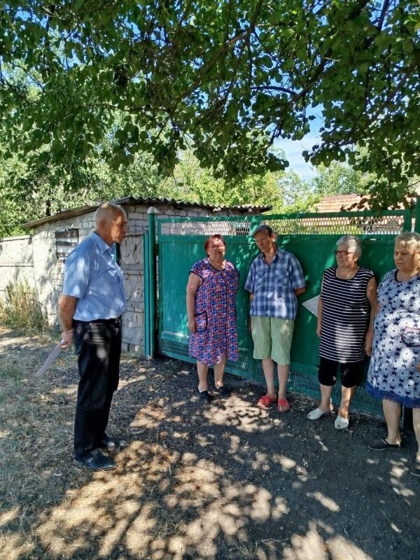 Для удобства граждан заместитель главы муниципального образования городского округа Харцызск Владимир Панченко в поселке Золотаревка провел два схода, один из которых прошел на улице Победы Для удобства граждан заместитель главы муниципального образования городского округа Харцызск Владимир Панченко в поселке Золотаревка провел два схода, один из которых прошел на улице Победы